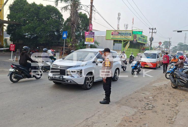 Cegah Macet Pagi, Bhabinkamtibmas Polsek Cisauk Gatur Lalin di Depan SMAN 28 Cisauk