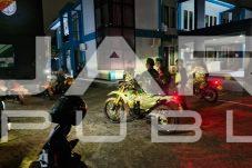 Jangkau Lokasi Sempit, Babinsa Dan Komduk Patroli Malam Gunakan Motor