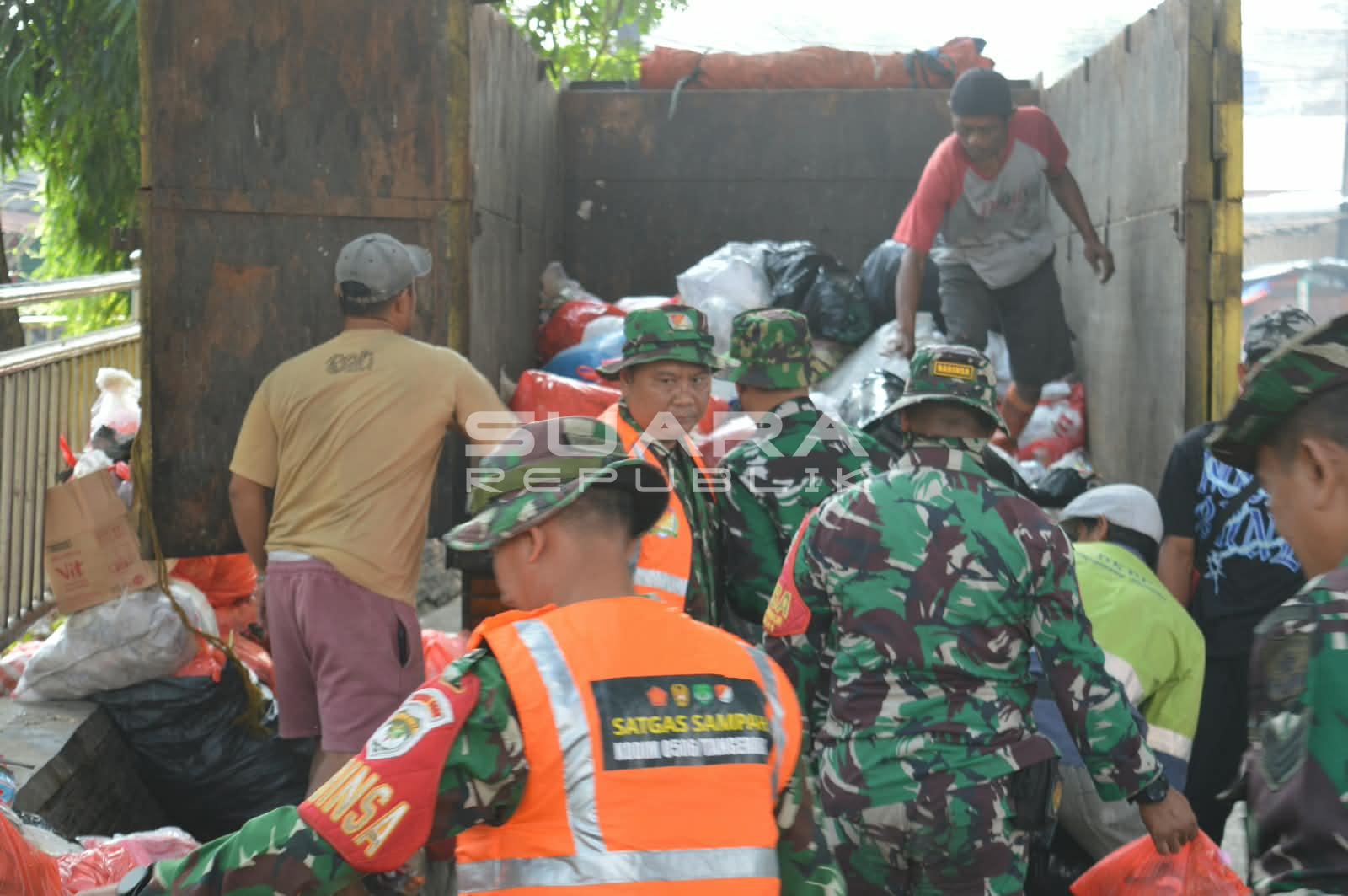 Tindak Lanjut Perintah Danrem, Peltu M. Nooh Pimpin Pembersihan Sampah di Pasar Ciputat