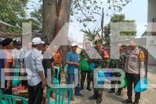 Babinsa Koramil 09/Serut Bagikan Puluhan Paket Sembako di Pondok Jagung