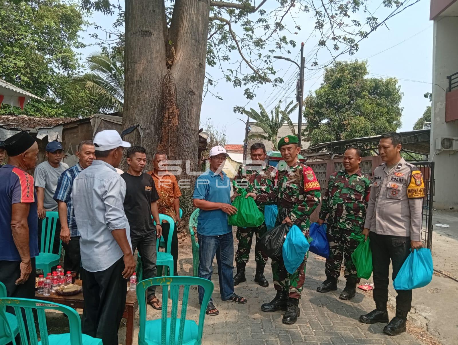 Babinsa Koramil 09/Serut Bagikan Puluhan Paket Sembako di Pondok Jagung