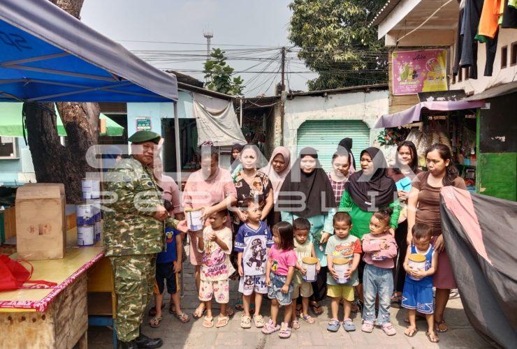 Bantu Percepatan Penurunan Stunting Babinsa Koramil 02/Batuceper Bagikan Susu Balita