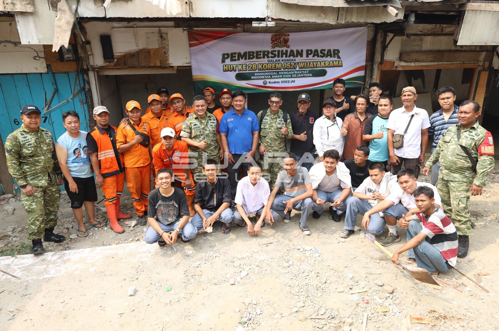 Kodim 0502/JU Gelar Karya Bakti Bedah Rumah dan Bersihkan Pasar Sungai Bambu