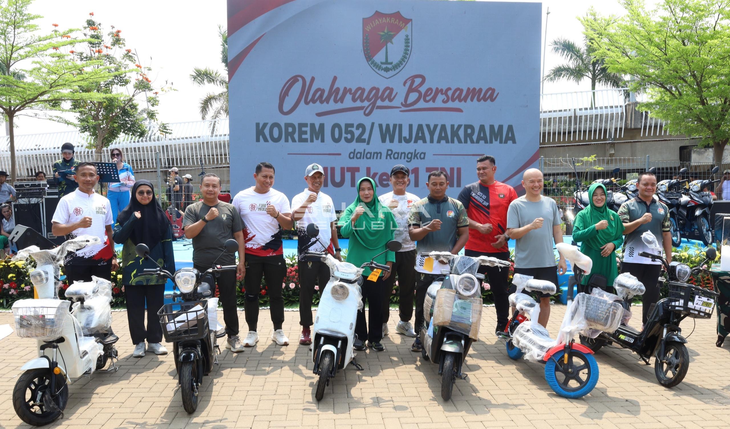 HUT TNI ke-81,KOREM 0502/wkr Gelar fun walk di PIk 2