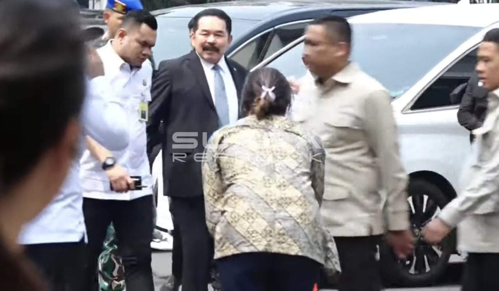 ST Burhanuddin Bantah Dicopot Prabowo: “Enggak, Enggak”
