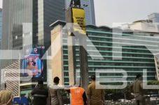 Enam Aktivis Pembentang Spanduk Greenpeace Dievakuasi dari Bundaran HI dan Dibawa Ke Klinik Polda