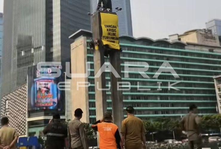 Enam Aktivis Pembentang Spanduk Greenpeace Dievakuasi dari Bundaran HI dan Dibawa Ke Klinik Polda