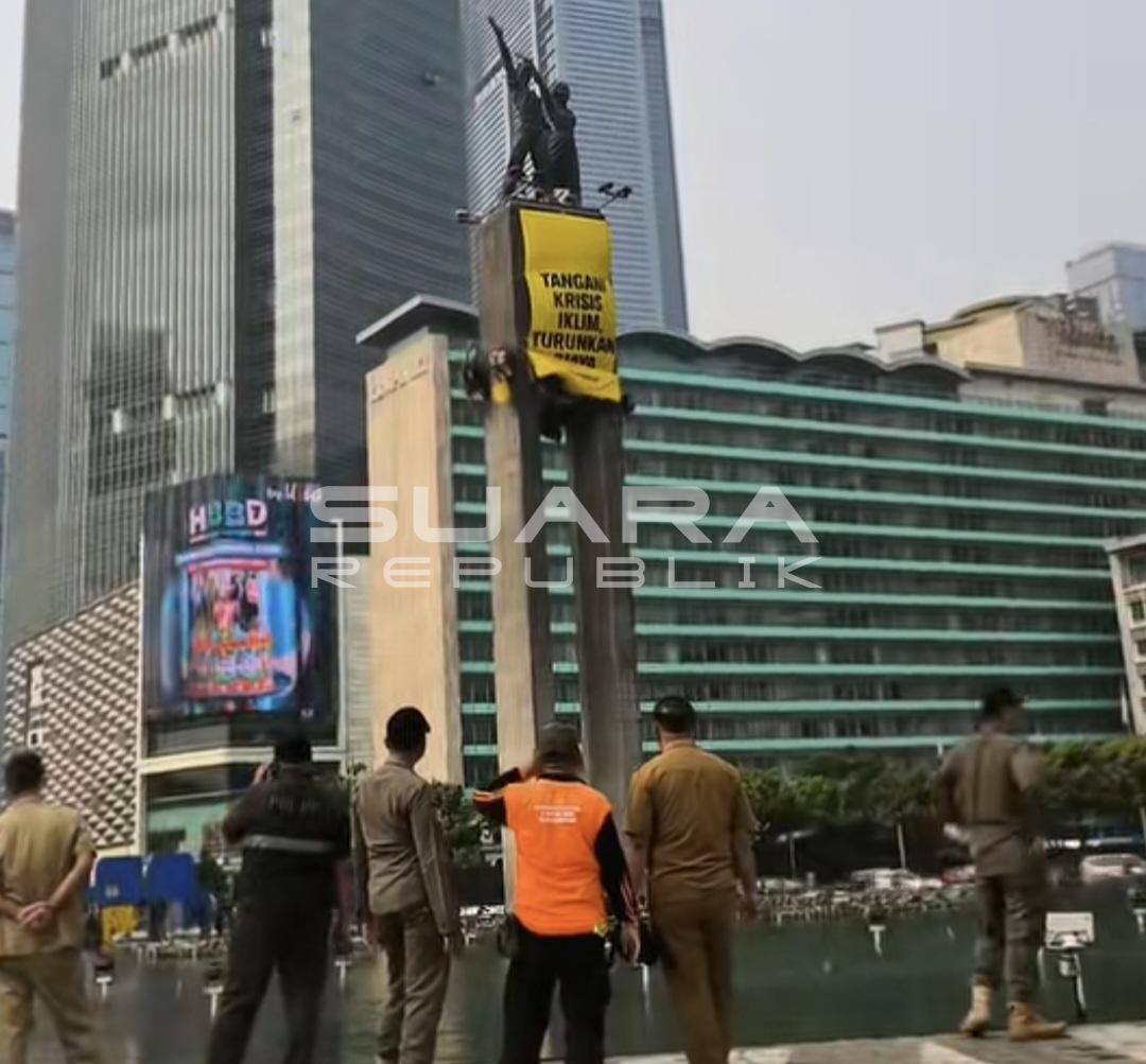 Greenpeace Bentangkan Spanduk di Bundaran HI