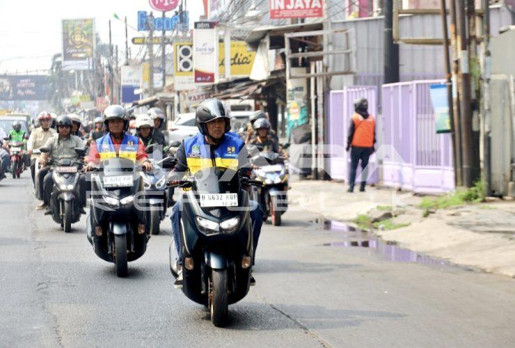 Tri Adhianto Blusukan Naik Motor Tinjau Jalan dan Saluran Air di Bekasi, Atasi Titik Rawan Banjir